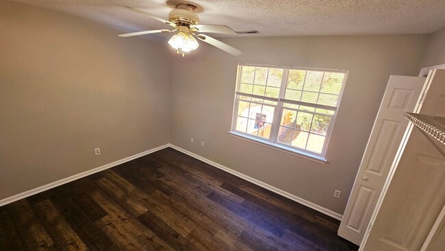 Building Photo - 2 BR 2.5 BA in Hunters Creek