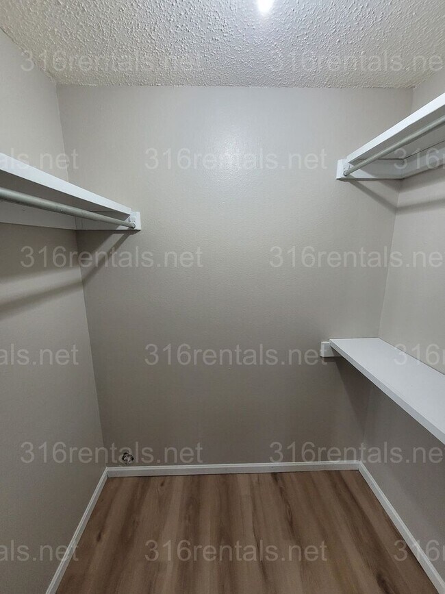 Building Photo - $925 - 2 bedroom 1 bath - Beautiful apartm...