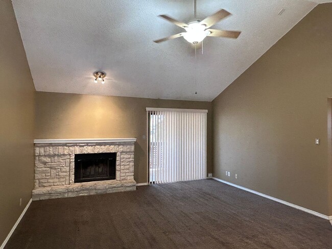 Building Photo - Charming 2BR Condo with Vaulted Ceilings, Fireplace & Pool Access