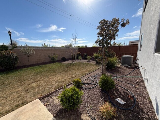 Building Photo - Newer 4 Bed / 2.5 Bath Home in Spring Lake | Owned Solar | Prime Location