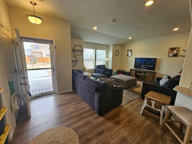 Building Photo - Like new!! 3-bedroom, 3-bathroom rental in Lorson Ranch community!