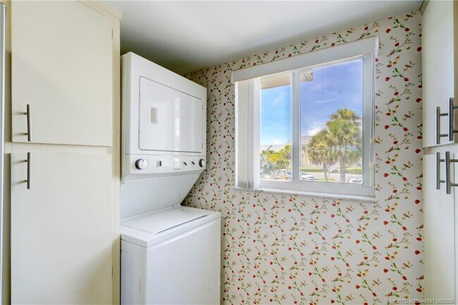 Building Photo - 5532 NE Gulfstream Way