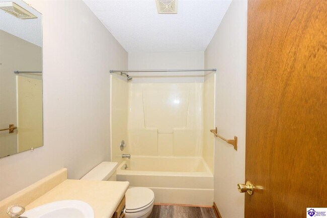 Building Photo - 2001 Oak Meadow Dr