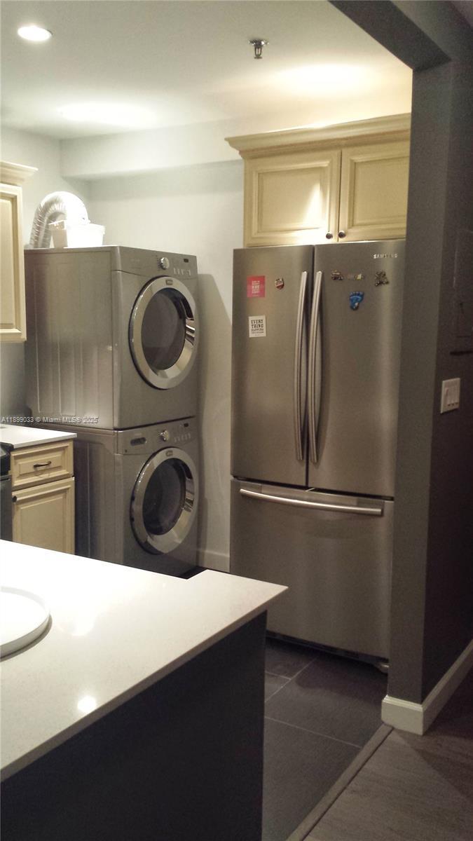 Building Photo - 677 NE 24th St