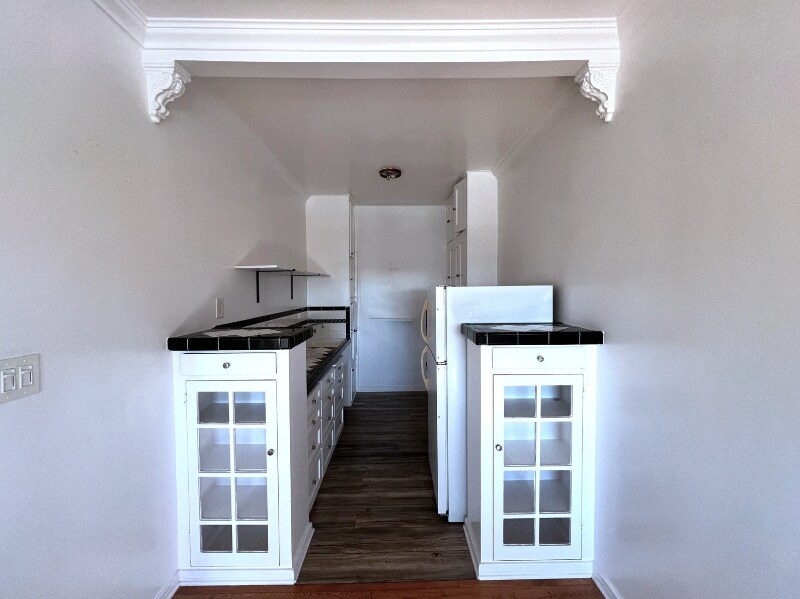 Building Photo - 2028 Beachwood Dr