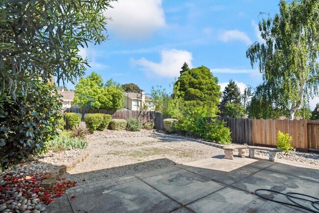 Building Photo - 2472 Camino de Jugar