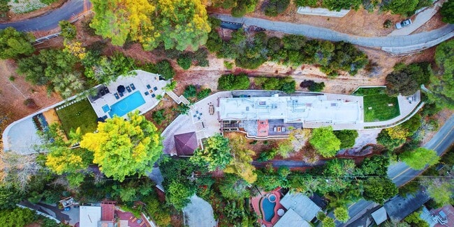 Building Photo - Fully Furnished Luxurious Spanish Mediterranean Villa in Hollywood Hills: 4-Bedroom, 2.5-Bath Ret...