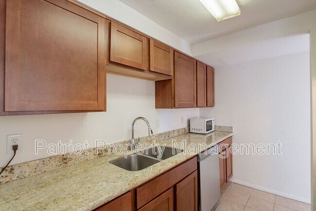 Building Photo - 1609 W Voltaire Ave