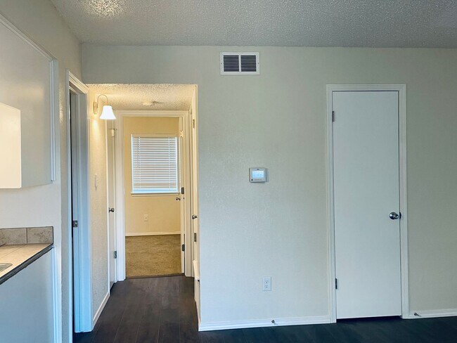 Building Photo - 1407 Glen Oaks Ct