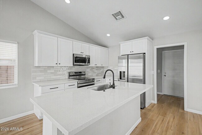 Building Photo - 908 W Ross Ave