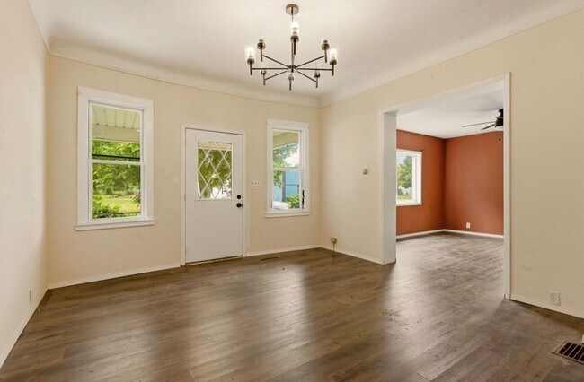 Building Photo - 123 Woodside Ln