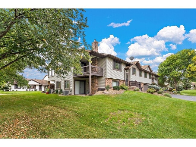 Building Photo - 560 Donegal Cir