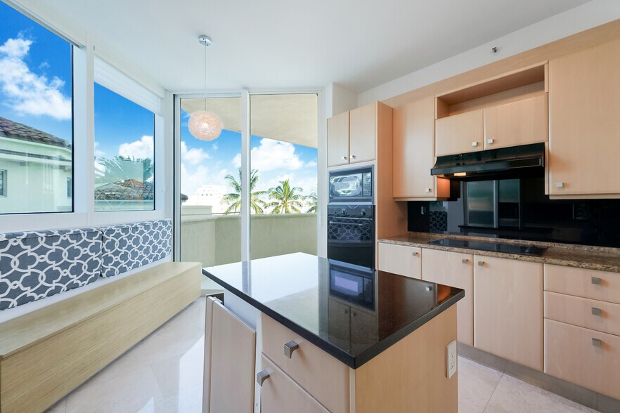 Kitchen - 300 S Pointe Dr