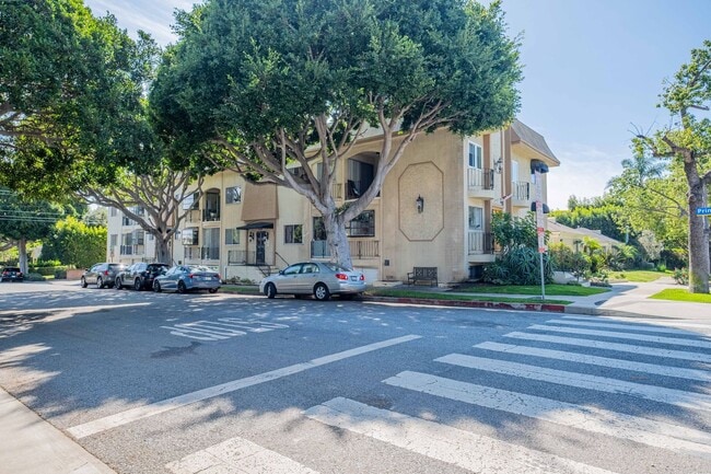 Building Photo - Spacious 1 bed 1 bath apartment in Santa Monica! ** 1 GARAGE PARKING SPACE INCLUDED!**