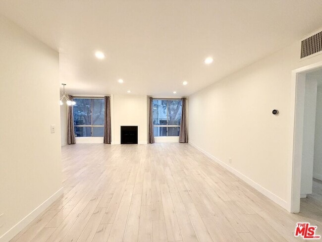 Building Photo - 927 Kings Rd