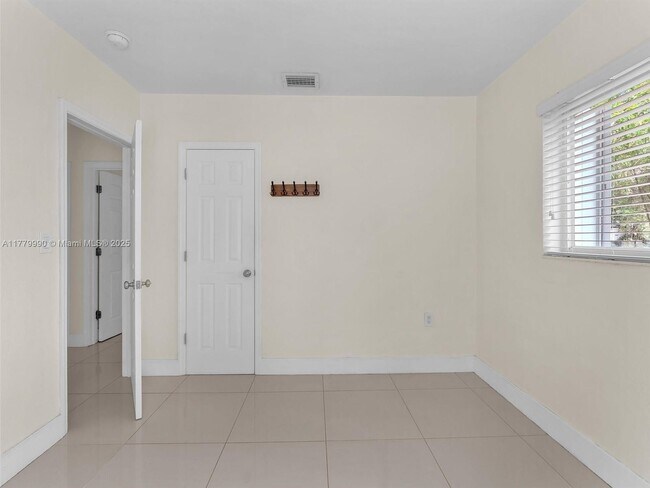 Building Photo - 6510 SW 63rd Ct