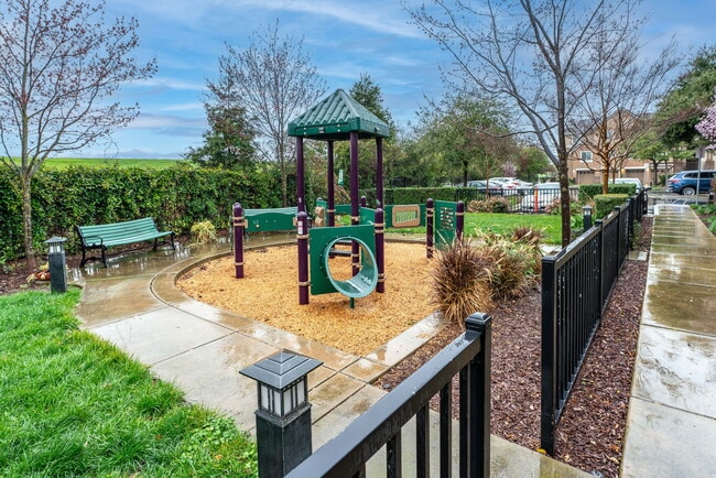 Building Photo - 1070 Tourmaline Ter