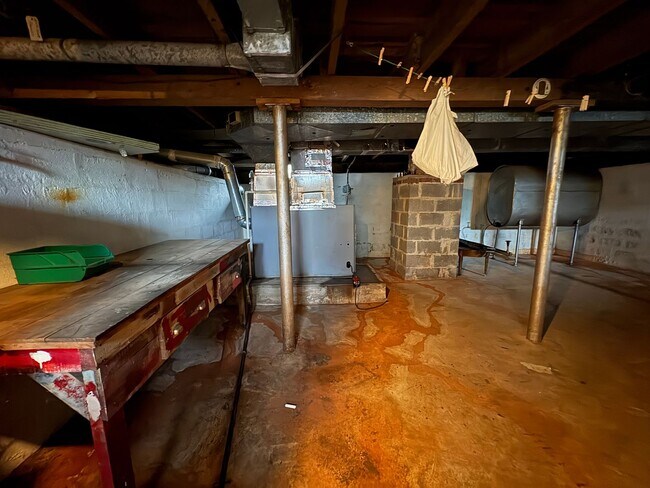 Building Photo - Spacious 2-3 bedroom house! Located on sid...