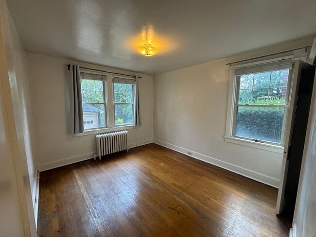 Building Photo - Open & Bright! 3 bedroom duplex