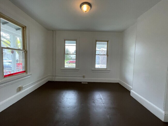 Building Photo - 153 Walnut St