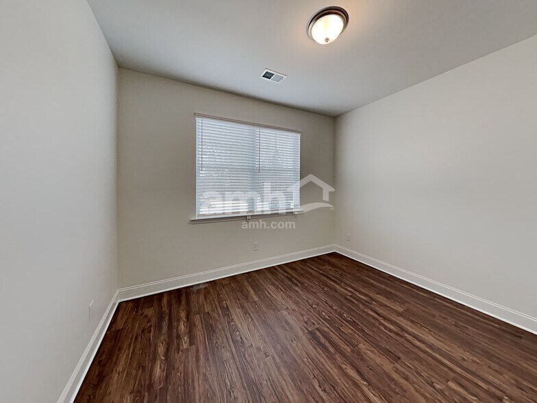 Building Photo - 7053 Creeksong Dr