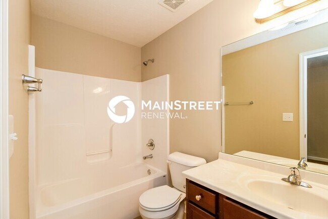 Building Photo - 4 Bedroom Pet-Friendly Home in Louisville, KY with Main Street Renewal