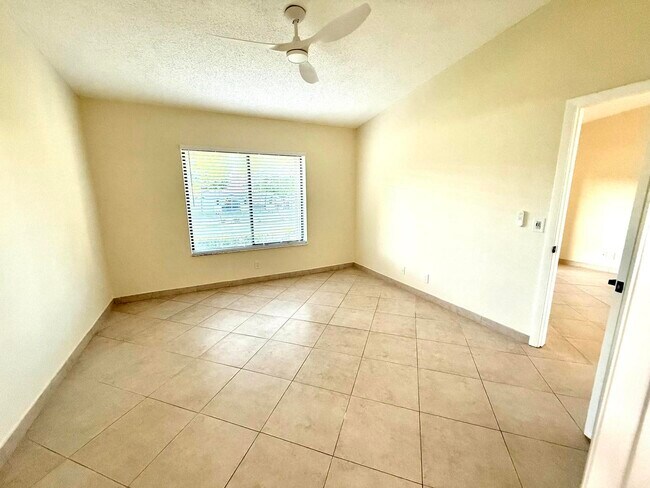 Building Photo - 6649 Somerset Dr