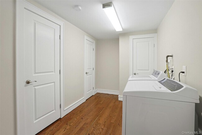 Building Photo - 300 Clausland Mountain Rd