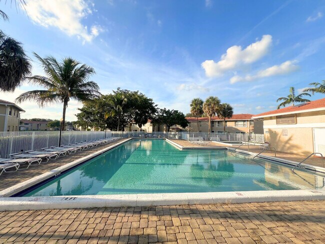 Building Photo - 843 Twin Lakes Dr