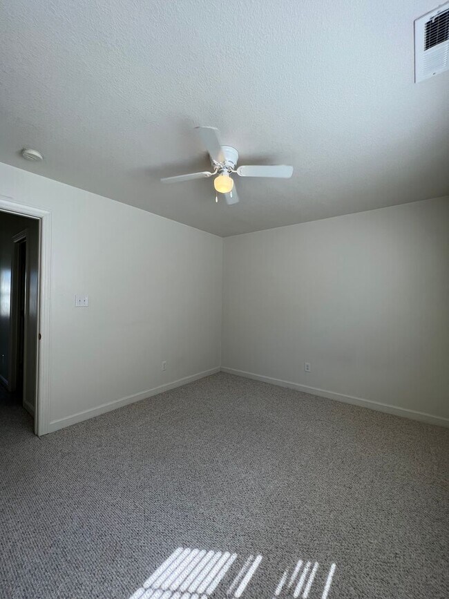 Building Photo - 106 Streamwood Dr
