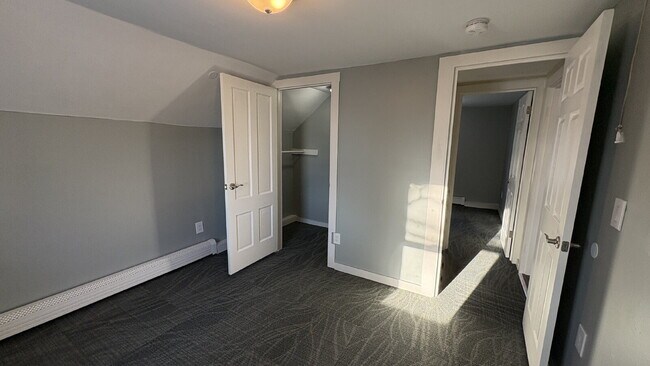 Building Photo - 3 Bed, 1 Bath, plus TWO Bonus Rooms in Rochester!