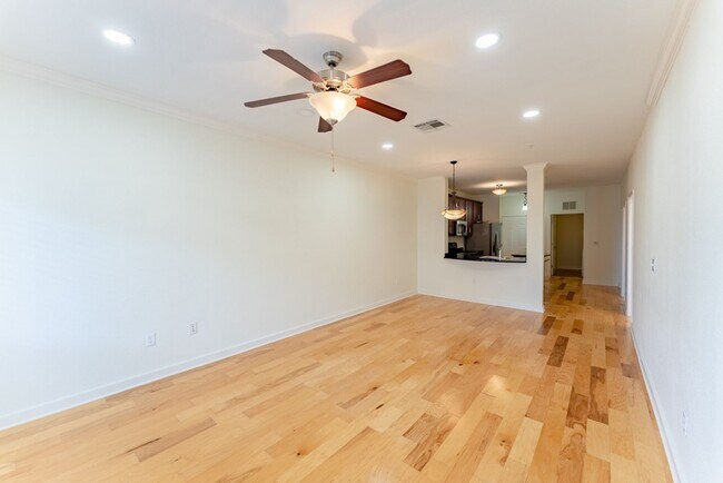Building Photo - 910 W 25th St