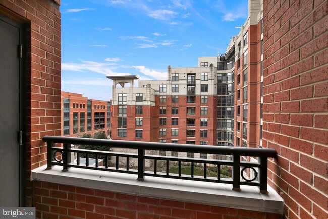 Building Photo - 1021 N Garfield St