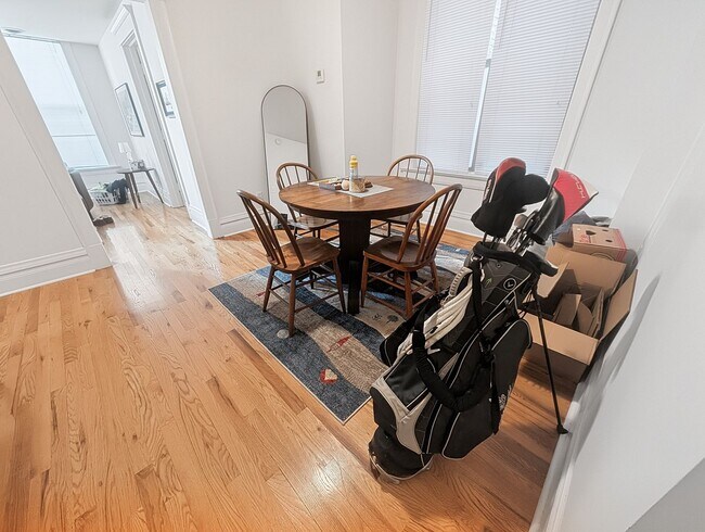 Building Photo - Large 2 BR/ 1 BA in Fantastic Wicker Park Location