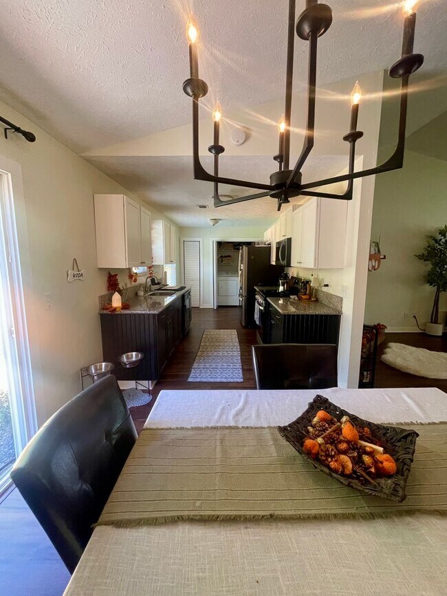 Building Photo - Beautiful newly renovated 3 bedroom 2 bath...