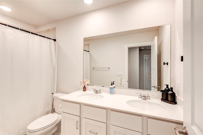 Building Photo - 15805 Oglethorpe Dr