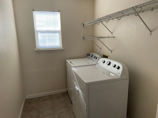 Building Photo - Great 3 bed 2.5 bath single family home in Windsor! Brand New Flooring and Paint!