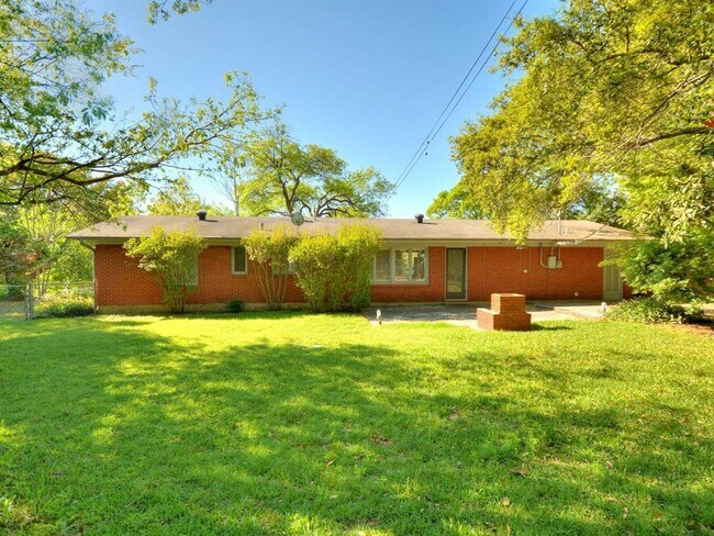 Building Photo - 2600 Twin Oaks Dr