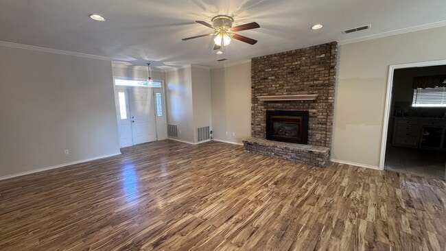 Building Photo - 607 Mustang St