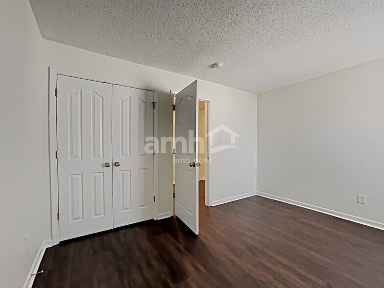 Building Photo - 106 Peterborough Dr