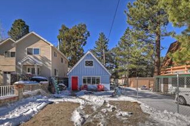 Building Photo - 2 Bedroom Lodge- Pet Friendly- Fenced Yard