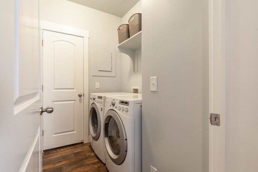 Building Photo - 1881 N Crest Rd