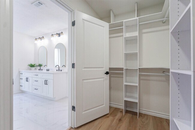 Building Photo - 11618 Lakeside Pl Dr