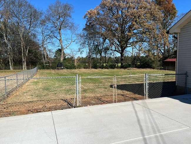 Building Photo - 204 Homewood Dr