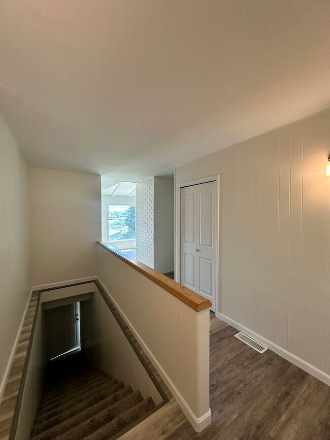 Building Photo - Stunning 3 Bedroom and 3 Bathroom Home, wi...