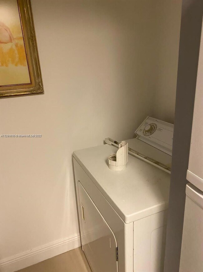 Building Photo - 570 S Park Rd