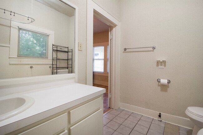 Building Photo - 303 Northwood St