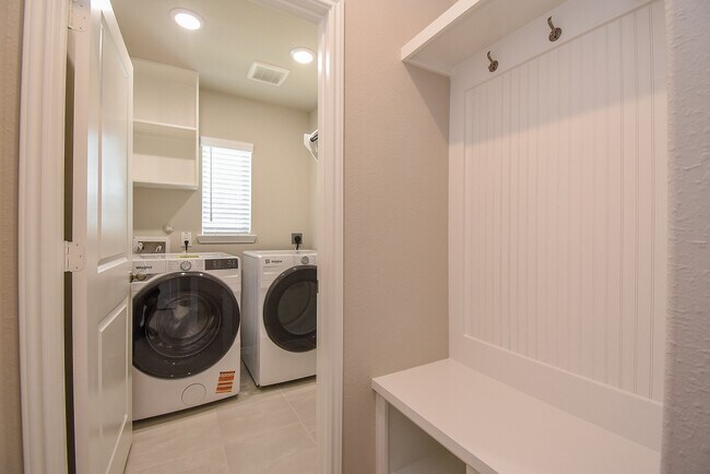Building Photo - 8930 Field Daisy Ct