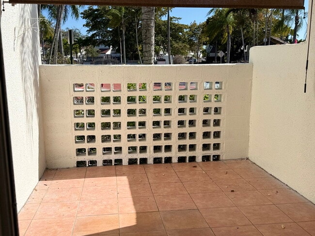 Building Photo - 9725 Fontainebleau Blvd