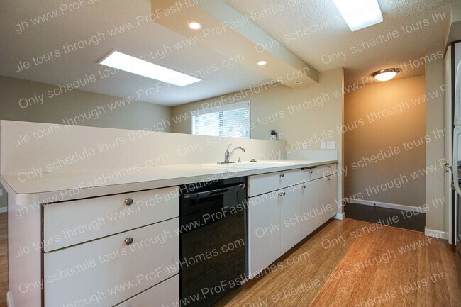 Building Photo - 14210 SW Rochester Dr